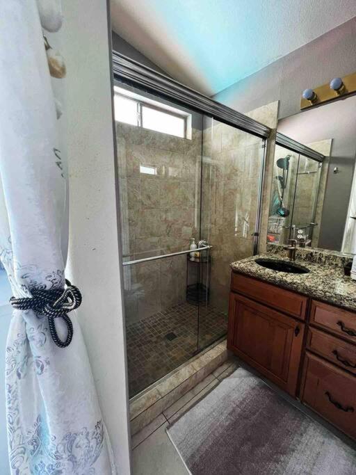 Amazing Heated Pool And Private Hot Tub 3Br In Heart Of Lv Villa Лас Вегас Екстериор снимка