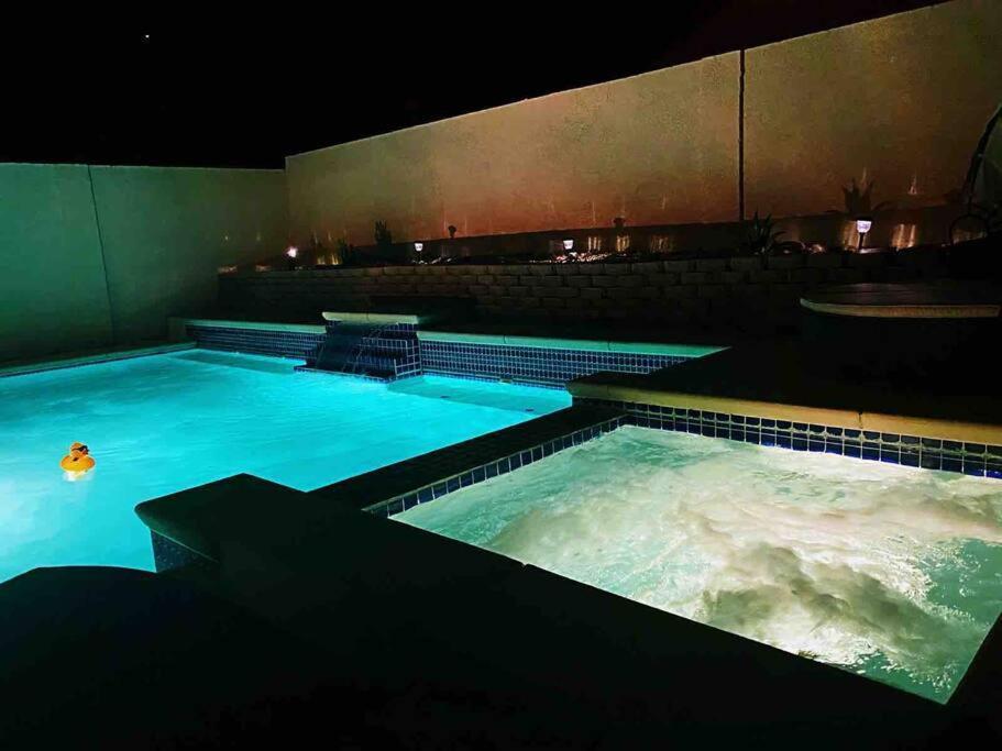 Amazing Heated Pool And Private Hot Tub 3Br In Heart Of Lv Villa Лас Вегас Екстериор снимка